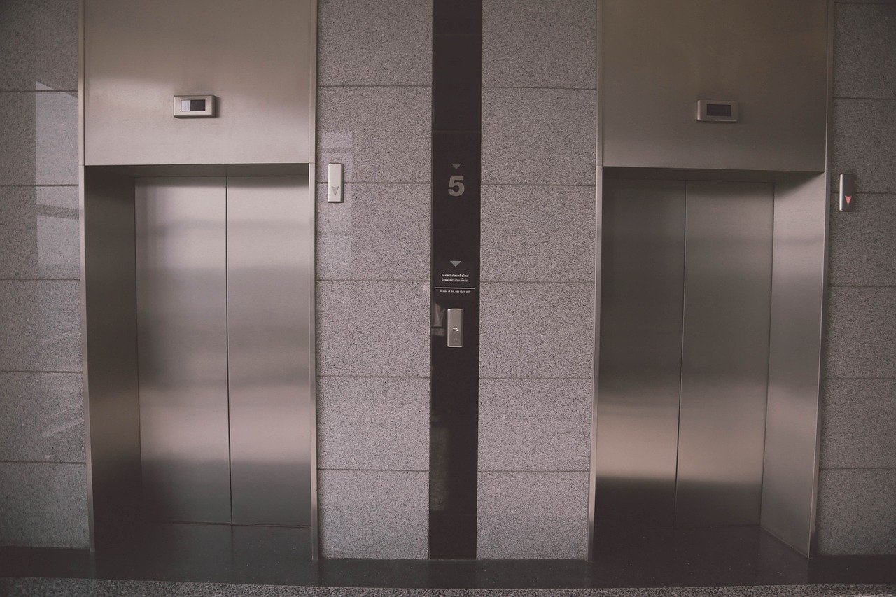 instalar ascensores unifamiliares en edificios